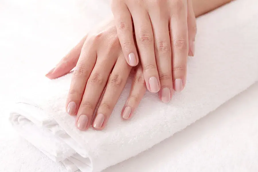 Czym jest manicure klasyczny? Poznaj jego zalety i proces wykonania