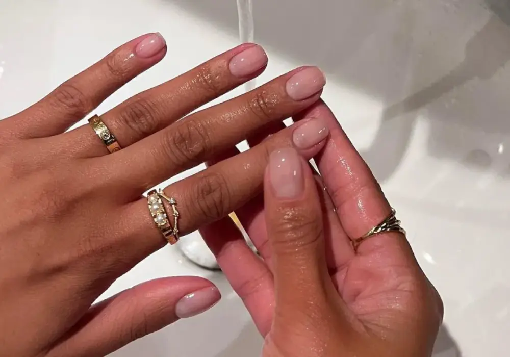 Jaki manicure jest teraz modny? Odkryj najnowsze trendy i style