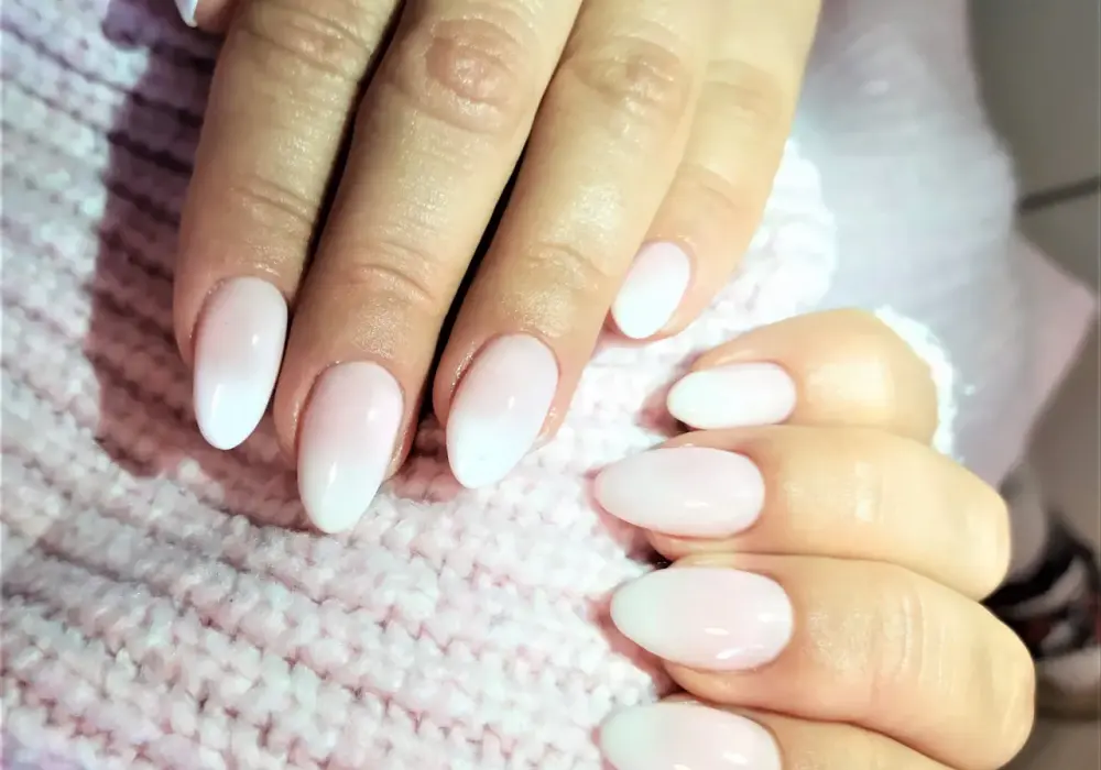 Manicure hybrydowy z nadbudową – co to jest i jakie ma zalety?