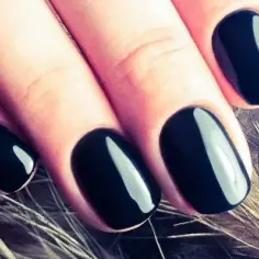 Na czym polega manicure kombinowany? Odkryj jego zalety i technikę