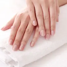 Czym jest manicure klasyczny? Poznaj jego zalety i proces wykonania