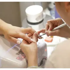 Jak zrobić manicure żelowy: proste kroki do perfekcyjnych paznokci