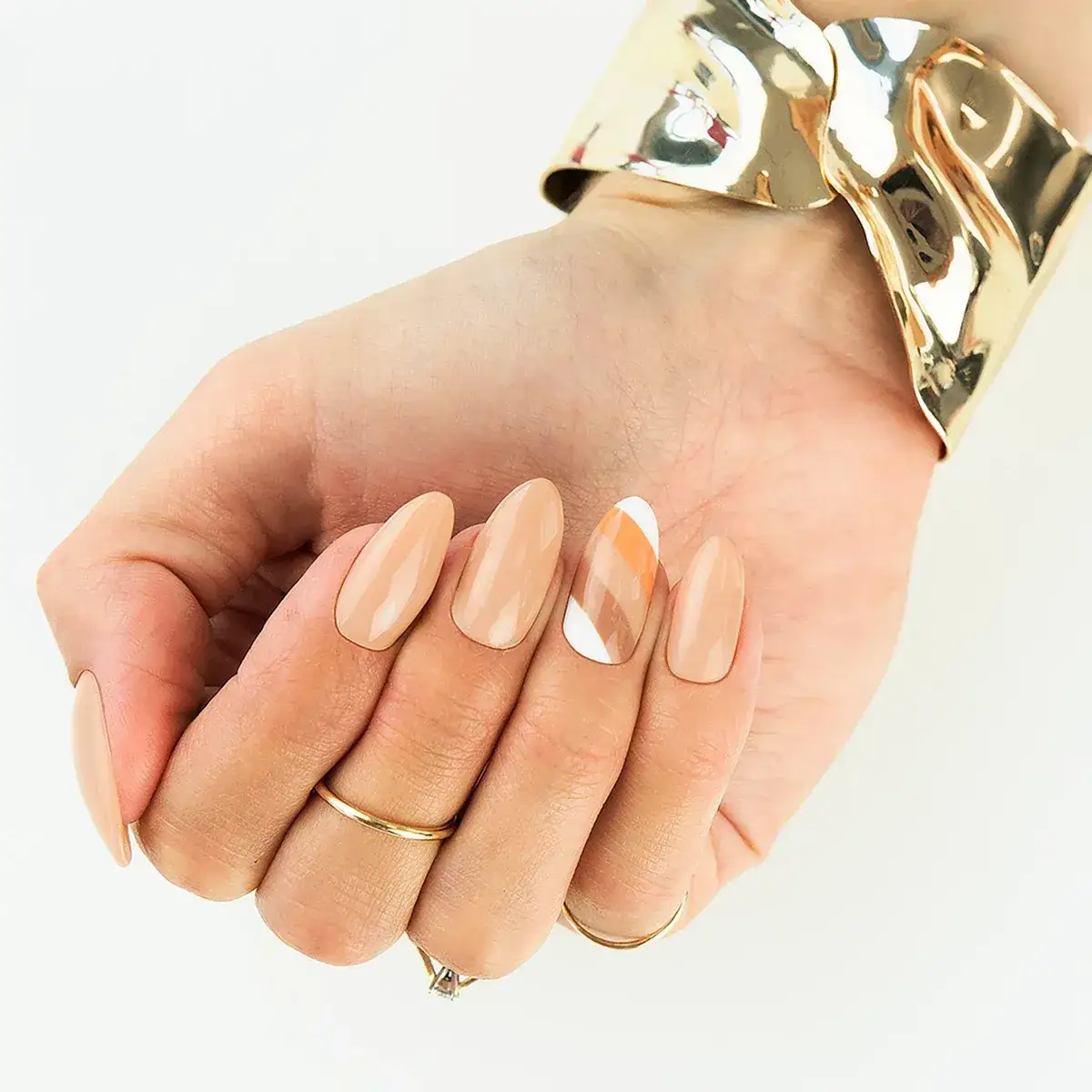 Zdjęcie Na czym polega manicure kombinowany? Odkryj jego zalety i technikę