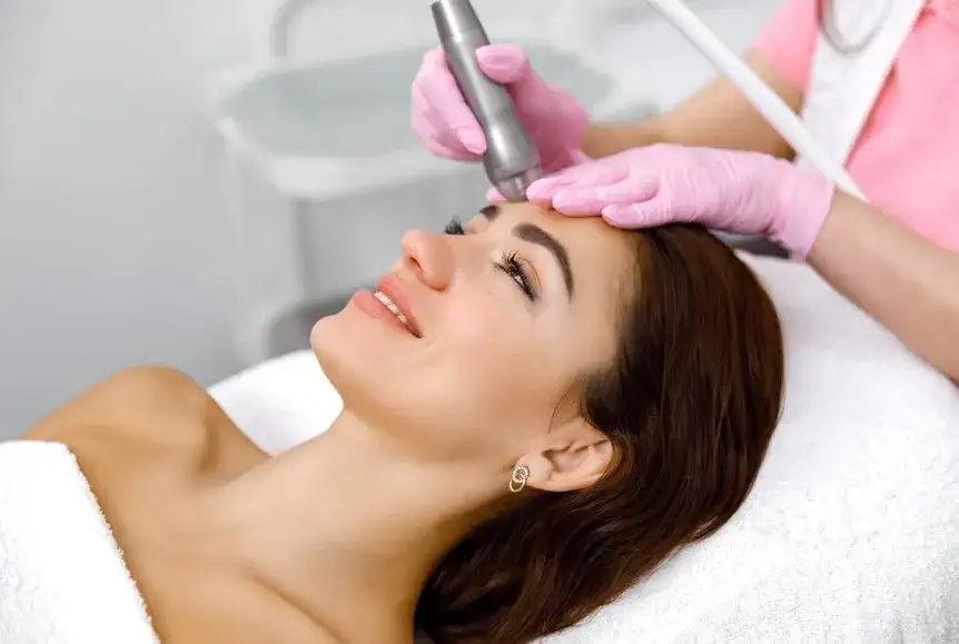 Zdjęcie Peeling kawitacyjny czy mikrodermabrazja - który zabieg jest lepszy?