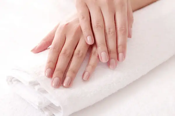 Czym jest manicure klasyczny? Poznaj jego zalety i proces wykonania
