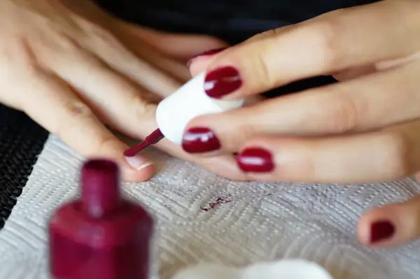 Jak zrobić manicure w domu: proste kroki do idealnych paznokci